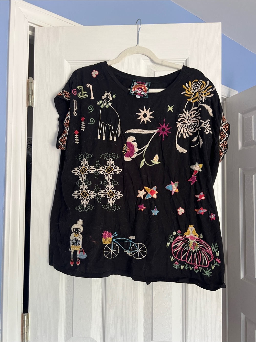 Johnny was Embroidered Black Short Sleeve Top with Colorful Motifs